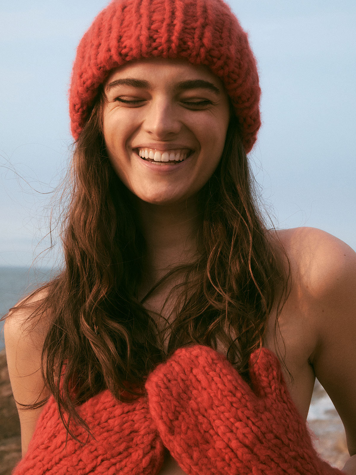 The Lumi Hat and Mire Mittens in Poppy Cashmere